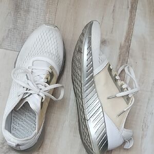 Stylish Reebok Women's Sneakers in White and Silver 8.5